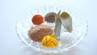 Room5656のPSCのレッスンの様子。クミン、ターメリック、レッドペッパーなど、様々なスパイスを調合してスパイスカレーを作ります。