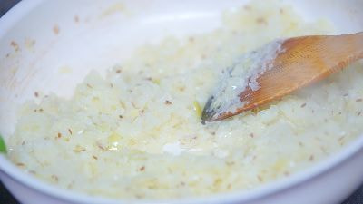 Room5656のPSCクラスのレッスンの様子。玉ねぎ炒め。